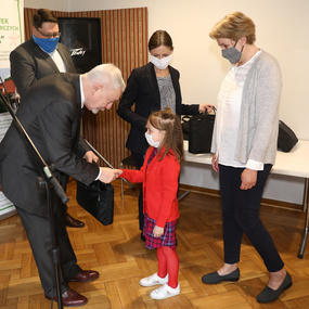 BS-maja 26, 2020-IMG_4289.jpg, Prezydent Krakowa przekazał komputery potrzebującym dzieciom