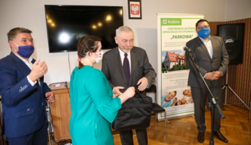 Prezydent Krakowa przekazał komputery potrzebującym dzieciom